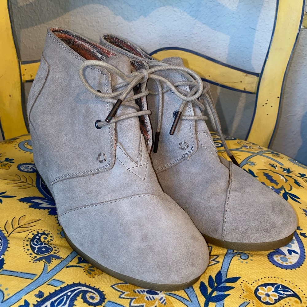 Toms Taupe Desert Wedge Suede Booties‎